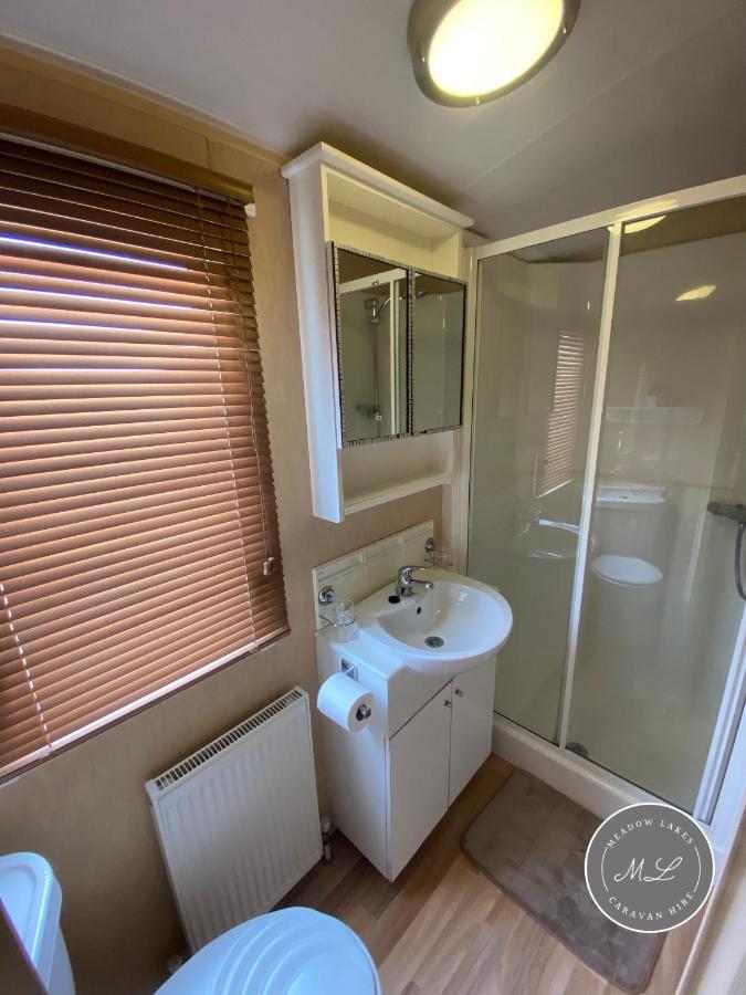 Coral Beach - Row 73 Van 2, Central Heating, Wifi, Bed Linen - Meadow Lakes Caravan & Lodge Hire Инголдмелс Екстериор снимка